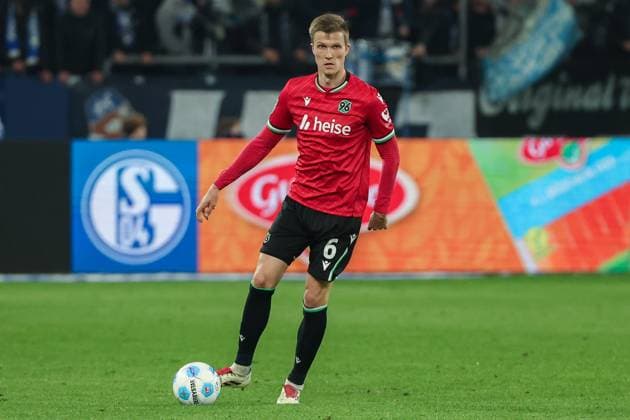 2 Bundesliga FC Schalke 04 Hannover 96 on 14 03 2025 in the Veltins Arena at Schalke Fabian Kunze Hannover 6 on the ball MH