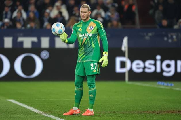 2 Bundesliga FC Schalke 04 Hannover 96 on 14 03 2025 in the Veltins Arena at Schalke Goalkeeper Loris Karius Schalke 27 with ball MH