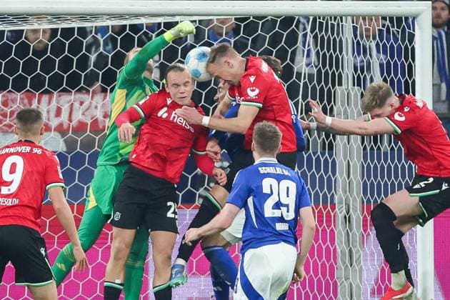 2 Bundesliga FC Schalke 04 Hannover 96 on 14 03 2025 at the Veltins Arena in Schalke Havard Nielsen Hannover 16 scores the goal against goalkeeper Loris Karius Schalke 27 to make it 1 - 2, Nicolo Tresoldi Hannover 9 , Lars Gindorf Hannover 25 and Tobias Mohr Schalke 29 watch the scene MH