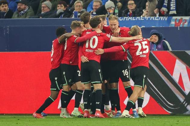 2 Bundesliga FC Schalke 04 Hannover 96 on 14 03 2025 at the Veltins Arena in Schalke Cheering, goal celebration, goal scorer, goal scorer Havard Nielsen Hannover 16 celebrates with the team after his goal to make it 1 - 2 MH