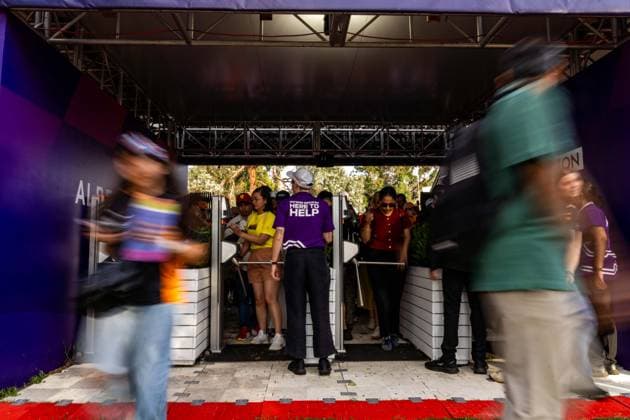 March 15, 2025, Melbourne, Victoria, Australia: Fans sprint from Gate 1 for a chance to getting to the front of the Melbourne Walk on Saturday at the Formula 1 Louis Vuitton Australian Grand Prix 2025 on March 15, 2025 in Melbourne, Australia. Melbourne Australia - ZUMAf186 20250315_zsp_f186_014 Copyright: xJamesxForresterx