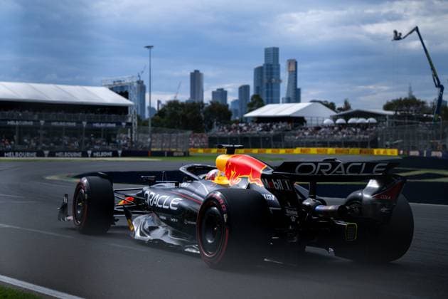 Max Verstappen Oracle Red Bull Racing, 01 in RB21 at Turn 1, Melbourne skyline behind, AUS, Formula 1 World Championship, Luis Vuitton Australian Grand Prix, Albert Park Circuit Melbourne, Qualifying, 2025 season, 15 03 2025 AUS, Formula 1 World Championship, Luis Vuitton Australian Grand Prix, Albert Park Circuit Melbourne, Qualifying Day, 2025 season, 15 03 2025 Melbourne Copyright: xEibner-Pressefoto Memmlerx EP_MMR