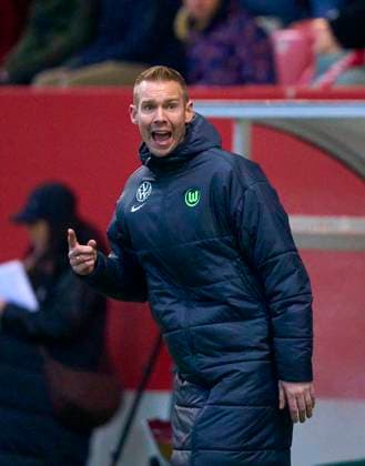 Tommy Stroot, WOB Frauen Trainer in the women football match FC BAYERN MÜNCHEN - VFL WOLFSBURG 3-1 on Mar 14, 2025 in Munich, Germany. Season 2024 2025, 1.Bundesliga, FCB, Muenchen, Google Pixel, Frauen Bundesliga matchday 17, 17.Spieltag