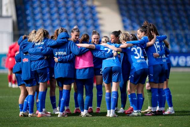 Players of TSG 1899 Hoffenheim, swear in with a team circle before kick-off, circle, team circle, concentration, camaraderie, speech, motivation, 15 03 2025, Sinsheim Hoffenheim Germany , Football, Google Pixel Women Bundesliga, TSG 1899 Hoffenheim 1 FC Köln, DFB DFL REGULATIONS PROHIBIT ANY USE OF PHOTOGRAPHS AS IMAGE SEQUENCES AND OR QUASI VIDEO xozx
