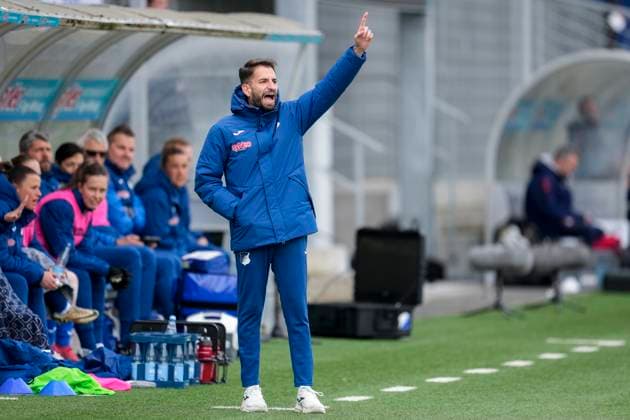 Theodoros Dedes coach, head coach, TSG , gives instructions, gestures, gesticulates with arms, cropped, full body, single image, single photo, action, action, 15 03 2025, Sinsheim Hoffenheim Germany , Football, Google Pixel Women Bundesliga, TSG 1899 Hoffenheim 1 FC Köln, DFB DFL REGULATIONS PROHIBIT ANY USE OF PHOTOGRAPHS AS IMAGE SEQUENCES AND OR QUASI VIDEO xozx