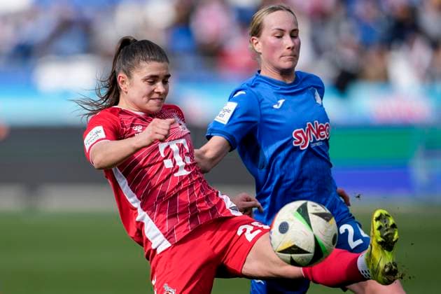 v li Martyna Wiankowska Cologne, 26 , Feli Delacauw TSG, 24 , duel, duel, tackle, tackling, dynamics, action, action, 15 03 2025, Sinsheim Hoffenheim Germany , Football, Google Pixel Women Bundesliga, TSG 1899 Hoffenheim 1 FC Köln, DFB DFL REGULATIONS PROHIBIT ANY USE OF PHOTOGRAPHS AS IMAGE SEQUENCES AND OR QUASI VIDEO xozx