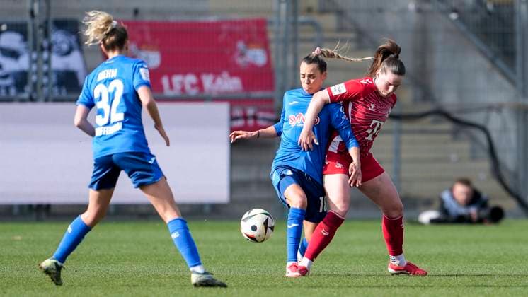 v li Vanessa Diehm TSG, 32 , Julia Hickelsberger Hickelsberger Füller, TSG, 18 , Adriana Achcinska Köln, 9 , duel, duel, tackle, tackling, dynamics, action, action, 15 03 2025, Sinsheim Hoffenheim Germany , Soccer, Google Pixel Women Bundesliga, TSG 1899 Hoffenheim 1 FC Köln, DFB DFL REGULATIONS PROHIBIT ANY USE OF PHOTOGRAPHS AS IMAGE SEQUENCES AND OR QUASI VIDEO xozx