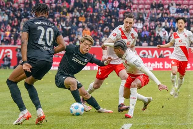 Sport Themen der Woche KW11 Sport Bilder des Tages Deutschland, Fussball Bundesliga 2024 2025, 26. Spieltag - 1. FSC Mainz 05 vs. SC Freiburg - Mewa Arena (Mainz): Ritsu Doan (SC Freiburg, 42)am Ball *** Germany, Soccer Bundesliga 2024 2025, Matchday 26 1 FSC Mainz 05 vs SC Freiburg Mewa Arena Mainz Ritsu Doan SC Freiburg, 42 on the ball Copyright: xJOERANxSTEINSIEKx