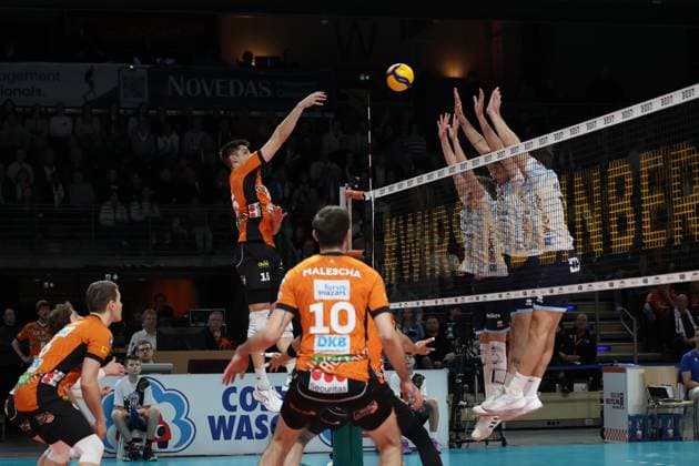 Moritz Reichert BR Volleys, 15 plays the ball over the net, BR Volleys vs ASV Dachau, 22 Matchday, 2025 03 15 Berlin Berlin Land Copyright: xFootxBowl ThomasxSobotzkix