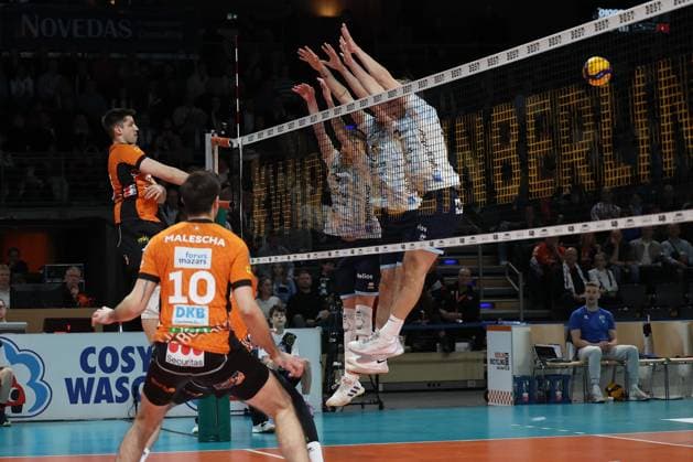 Moritz Reichert BR Volleys, 15 no chance for Dachau, after the Smetterballl, BR Volleys vs ASV Dachau, 22 Matchday, 2025 03 15 Berlin Berlin Land Copyright: xFootxBowl ThomasxSobotzkix