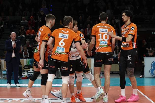 The BRVolleys are happy about the point win, Emotions, BR Volleys vs ASV Dachau, 22 Matchday, 2025 03 15 Berlin Berlin Land Copyright: xFootxBowl ThomasxSobotzkix