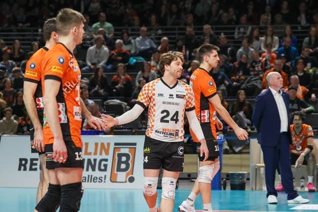 Kyle Dagostino BR Volleys, 24 beats the teammates, BR Volleys vs ASV Dachau, 22 Matchday, 2025 03 15 Berlin Berlin Land Copyright: xFootxBowl ThomasxSobotzkix