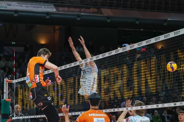 Tobias Krick BR Volleys, 21 with the smash ball over the net, BR Volleys vs ASV Dachau, 22 Matchday, 2025 03 15 Berlin Berlin Land Copyright: xFootxBowl ThomasxSobotzkix