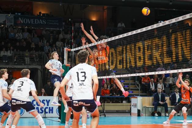 Matthew August Slivinski ASV Dachau, 09 has brought the ball over the net against the defense, BR Volleys vs ASV Dachau, 22 Matchday, 2025 03 15 Berlin Berlin Land Copyright: xFootxBowl ThomasxSobotzkix