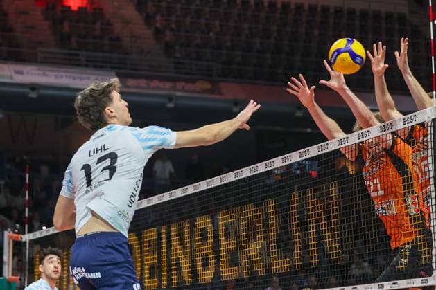 Niklas Uhl ASV Dachau, 13 played the ball over the net, BR Volleys vs ASV Dachau, 22 Matchday, 2025 03 15 Berlin Berlin Land Copyright: xFootxBowl ThomasxSobotzkix