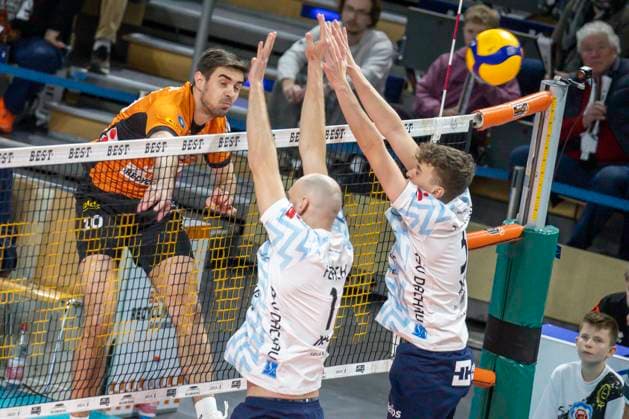 15 03 2025, Berlin, Volleyball 1 Bundesliga, Men, 22 Matchday, BR Volleys ASV Dachau , Max Schmeling Halle Berlins Daniel Malescha l r plays the ball against the block of Iven Ferch and Moritz Gaertner from ASV Dachau BR Volleys ASV Dachau