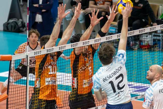 15 03 2025, Berlin, Volleyball 1 Bundesliga, Men, 22 Matchday, BR Volleys ASV Dachau , Max Schmeling Halle Tobias Besenboeck r l of ASV Dachau plays the ball against the block of Berlins Nehemiah Mote and Daniel Malescha BR Volleys ASV Dachau