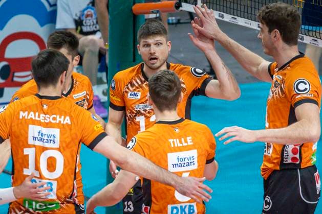 15 03 2025, Berlin, Volleyball 1 Bundesliga, Men, 22 Matchday, BR Volleys ASV Dachau , Max Schmeling Halle Mirrors of the Berlin Volleys cheer after a point win BR Volleys ASV Dachau