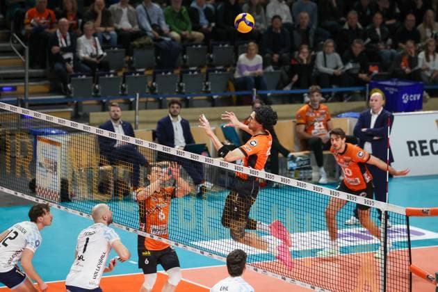 Johannes Tille BR Volleys, 06 and Nehemiah Mote BR Volleys, 05 at the net, BR Volleys vs ASV Dachau, 22 Matchday, 2025 03 15 Berlin Berlin Land Copyright: xFootxBowl ThomasxSobotzkix