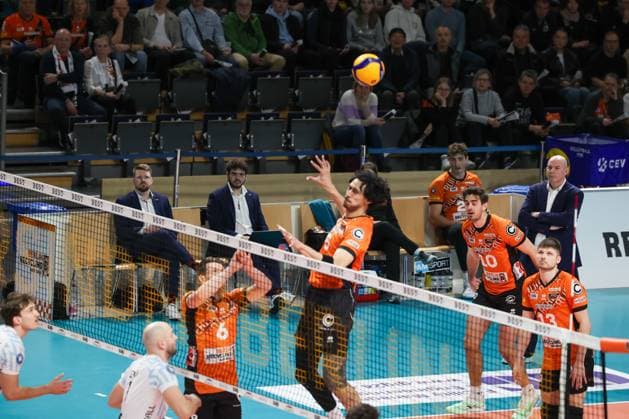 Johannes Tille BR Volleys, 06 and Nehemiah Mote BR Volleys, 05 at the net, BR Volleys vs ASV Dachau, 22 Matchday, 2025 03 15 Berlin Berlin Land Copyright: xFootxBowl ThomasxSobotzkix