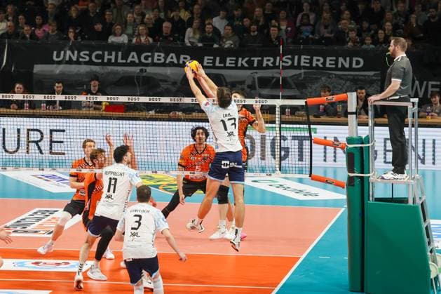 Niklas Uhl ASV Dachau, 13 me the Ballam net, BR Volleys vs ASV Dachau, 22 Matchday, 2025 03 15 Berlin Berlin Land Copyright: xFootxBowl ThomasxSobotzkix