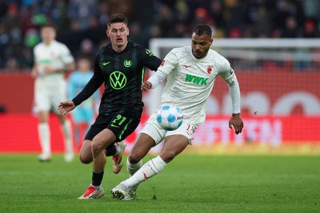 in duel, action, with Joakim Maehle 21 VfL Wolfsburg , Steve Mounie 15 FC Augsbburg , FC Augsburg vs VfL Wolfsburg, Soccer, 1 Bundesliga, 26 Matchday, 15 03 2025 DFB regulations prohibit any use of photographs as image sequences and or quasi video Augsburg Bayern Germany Copyright: xkolbert-press ChristianxKolbertx