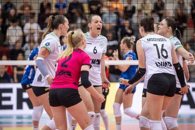 Marije ten Brinke USC Muenster, 06 , center Cheers, joy, cheers with team GER, Allianz MTV Stuttgart USC Muenster, Volleyball Bundesliga, VBL, season 2024 2025, 15 03 2025 GER, Allianz MTV Stuttgart USC Muenster, Volleyball Bundesliga, VBL, season 2024 2025, 15 03 2025 Stuttgart Copyright: xSandyxDinkelackerx EP_SDR