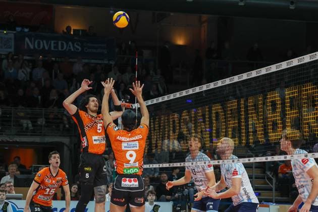 Nehemiah Mote BR Volleys, 05 and Djifa Amedegnato BR Volleys, 09 at the net with the ball, BR Volleys vs ASV Dachau, 22 Matchday, 2025 03 15 Berlin Berlin Land Copyright: xFootxBowl ThomasxSobotzkix