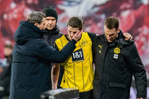 Bilder des Jahres 2025, Sport 03 März Sport Themen der Woche KW11 Sport Bilder des Tages 15.03.2025, RB Leipzig vs. Borussia Dortmund, 1. Bundesliga, 26. Spieltag Marcel Sabitzer (Borussia Dortmund, 20) verletzt sich schwer, Verletzung und Auswechselung von Marcel Sabitzer (Borussia Dortmund, 20) hier mit Niko Kovac (Borussia Dortmund, Trainer) Wichtiger Hinweis: Gemaess den Vorgaben der DFL Deutsche Fussball Liga bzw. des DFB Deutscher Fussball-Bund ist es untersagt, in dem Stadion und oder vom Spiel angefertigte Fotoaufnahmen in Form von Sequenzbildern und oder videoaehnlichen Fotostrecken zu verwerten *** 15 03 2025, RB Leipzig vs Borussia Dortmund, 1 Bundesliga, Matchday 26 Marcel Sabitzer Borussia Dortmund, 20 injured seriously, Injury and substitution of Marcel Sabitzer Borussia Dortmund, 20 here with Niko Kovac Borussia Dortmund, coach Important note According to the regulations of the DFL German Football League and the DFB German Football Association, it is prohibited to use photographs taken in the stadium and or of the game in the form of sequential images and or video-like photo series Copyright: xBahhoxKarax