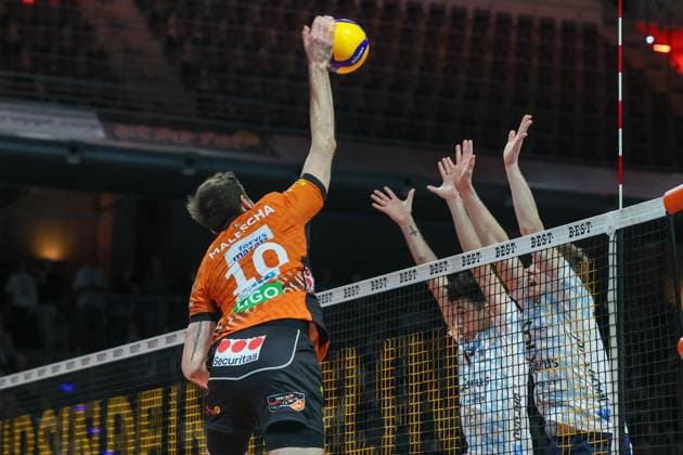 Daniel Malescha BR Volleys, 10 can smash the ball over the net undisturbed,,BR Volleys vs ASV Dachau, 22 Matchday, 2025 03 15 Berlin Berlin Land Copyright: xFootxBowl ThomasxSobotzkix