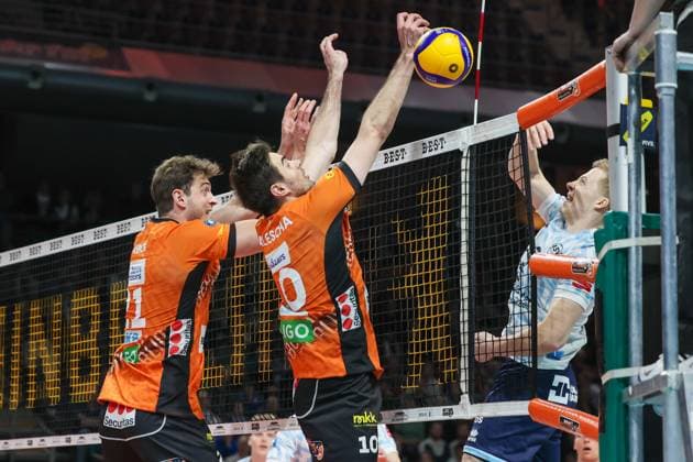 Daniel Malescha BR Volleys, 10 and Tobias Krick BR Volleys, 21 on defense, Matthew August Slivinski ASV Dachau, 09 brought the ball over the net, BR Volleys vs ASV Dachau, 22 Matchday, 2025 03 15 Berlin Berlin Land Copyright: xFootxBowl ThomasxSobotzkix