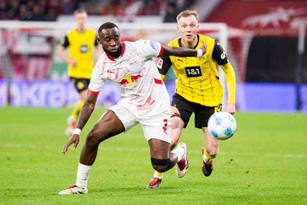 15 03 2025, xomx, Soccer 1 Bundesliga, RB Leipzig Borussia Dortmund v l Lutsharel Geertruida RasenBallsport Leipzig and Maximilian Beier Borussia Dortmund in a duel on the ball DFL DFB REGULATIONS PROHIBIT ANY USE OF PHOTOGRAPHS as IMAGE SEQUENCES and or QUASI VIDEO Leipzig
