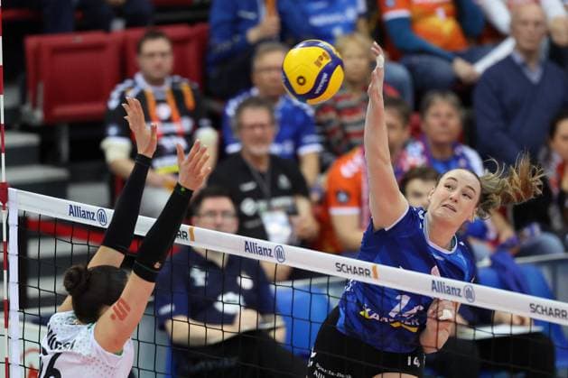 Stuttgart , Volleyball Bundesliga Women, Allianz MTV Stuttgart vs USC Münster , v l Mikala Mogensen Münster Kelsey Veltmann MTV