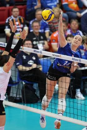 Stuttgart , Volleyball Bundesliga Women, Allianz MTV Stuttgart vs USC Münster , v l Mikala Mogensen Münster Kelsey Veltmann MTV