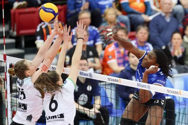 Bilder des Jahres 2025, Sport 03 März Sport Themen der Woche KW11 Sport Bilder des Tages Stuttgart , Volleyball Bundesliga Frauen, Allianz MTV Stuttgart vs. USC Münster , v.l. Mia Kirchhoff (Münster) Marije ten Brinke (Münster) Krystal Rivers (MTV) *** Stuttgart , Volleyball Bundesliga Women, Allianz MTV Stuttgart vs USC Münster , f l Mia Kirchhoff Münster Marije ten Brinke Münster Krystal Rivers MTV