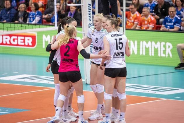 Luisa van Clewe USC Muenster, 08 , center and team, critical looks GER, Allianz MTV Stuttgart USC Muenster, Volleyball Bundesliga, VBL, season 2024 2025, 15 03 2025 GER, Allianz MTV Stuttgart USC Muenster, Volleyball Bundesliga, VBL, season 2024 2025, 15 03 2025 Stuttgart Copyright: xSandyxDinkelackerx EP_SDR