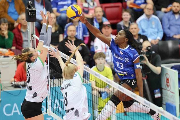 Stuttgart , Volleyball Bundesliga Women, Allianz MTV Stuttgart vs USC Münster , f l Amelie Strothoff Münster Luisa van Clewe Münster Crystal Rivers MTV