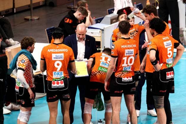 DEU, DVV, 1 VBL, BR Volleys vs Dachau, 15 03 2025, Max Schmeling Halle, Berlin, DEU, DVV, 1 VBL, BR Volleys vs Dachau, in the picture coach Joel Banks BR Volleys , BR Volleys player circle Photo Juergen Engler nordphoto GmbH nordphotoxGmbHx xEngler nph00076