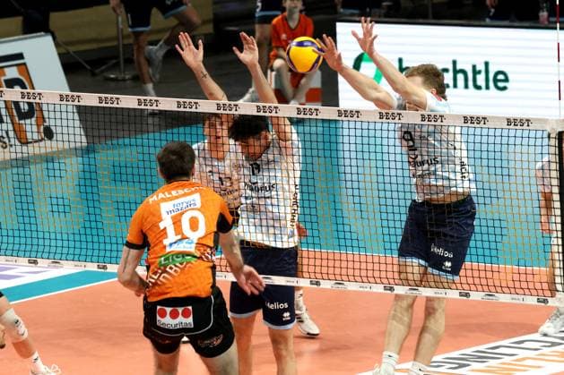 DEU, DVV, 1 VBL, BR Volleys vs Dachau, 15 03 2025, Max Schmeling Halle, Berlin, DEU, DVV, 1 VBL, BR Volleys vs Dachau, in the picture Daniel Malescha BR Volleys 10 , Marvin Primus Dachau 8 , Matthew Slivinski Dachau 9 Photo Juergen Engler nordphoto GmbH nordphotoxGmbHx xEngler nph00076