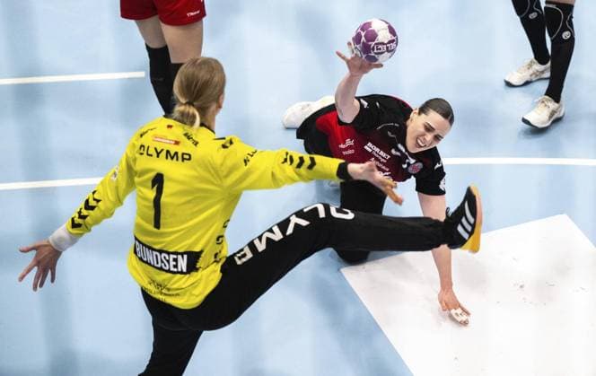 HANDBALL WOMEN 1 BUNDESLIGA 19 GAME DAY THC HB LUDWIGSBURG FOR EDITORIAL PURPOSES ONLY p 15 03 2025 Bad Langensalza Handball Women 1 Bundesliga Women Season 2024 2025 Salzhalle 19 Matchday Thüringer HC HB Ludwigsburg in photo Josefine Hanfland 57 Thüringer HC in duel with goalkeeper Johanna Bundsen 1 HB Ludwigsburg Germany Thuringia Bad Langensalza Copyright SaschaxFromm Copyright: SaschaxFromm doc7zs34ietf6ql0lai19p ,EDITORIAL USE ONLY Copyright: SaschaxFromm