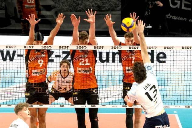 DEU, DVV, 1 VBL, BR Volleys vs Dachau, 15 03 2025, Max Schmeling Halle, Berlin, DEU, DVV, 1 VBL, BR Volleys vs Dachau, in the picture BR Volleys player block, Djifa Amedegnato BR Volleys 9 , Tobias Krick BR Volleys 21 , Simon Plaskie BR Volleys 7 , Niklas Uhl Dachau 13 Photo Juergen Engler nordphoto GmbH nordphotoxGmbHx xEngler nph00076