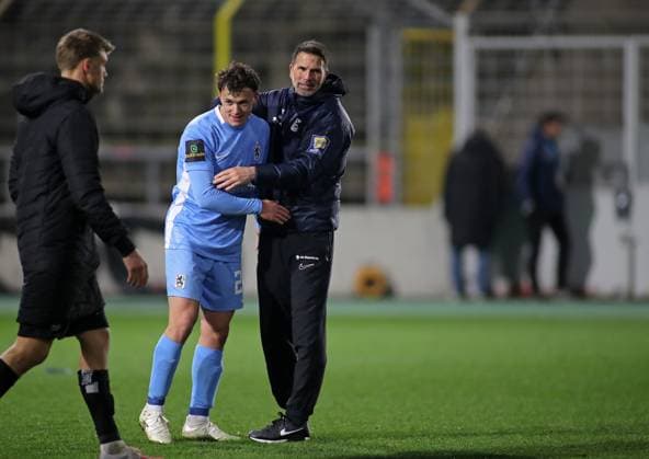 Football, Men, 3 Liga, Season 2024 2025, TSV 1860 München SpVgg Unterhaching, Grünwalder Stadion Lukas Reich TSV 1860 München left with Patrick Glöckner Gloeckner, Trainer TSV 1860 München right after the final whistle, Umamrung, Dankbarkeit, Freude DFB regulations prohibit any use of photographs as image sequences and or quasi video