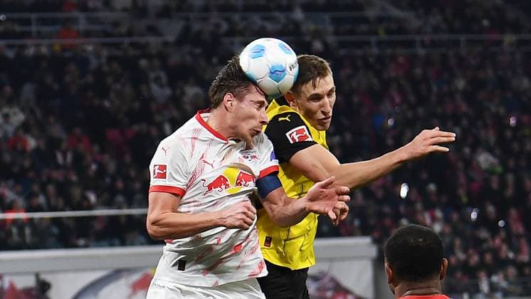 Sport Themen der Woche KW11 Sport Bilder des Tages Fußball, 1. Bundesliga, Saison 2024 2025, 26. Spieltag, RB Leipzig vs. Borussia Dortmund (15.03.2025). Kopfballduell zwischen Willi Orban (Innenverteidiger RB Leipzig, Rueckennummer 4, 4) (li.) und Nico Schlotterbeck (Abwehr Borussia Dortmund, Rückennummer 4) beim Spiel RB Leipzig gegen Dortmund (15.03.2025). Leipzig Sachsen Deutschland Red Bull Arena *** Soccer, 1 Bundesliga, Season 2024 2025, Matchday 26, RB Leipzig vs Borussia Dortmund 15 03 2025 Header duel between Willi Orban central defender RB Leipzig, back number 4, 4 left and Nico Schlotterbeck defense Borussia Dortmund, back number 4 at the match RB Leipzig vs Dortmund 15 03 2025 Leipzig Saxony Germany Red Bull Arena
