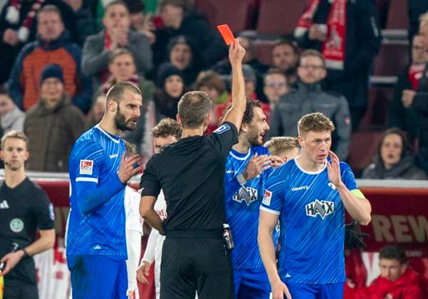 Florian Heft DFB referee, Neuenkirchen shows Fraser Hornby SV Darmstadt, 9 the yellow-red card and has to leave the field 1 FC Köln SC Darmstadt 98, 15 03 2025 Football, 2 Bundesliga, RheinEnergieStadion Köln DFL regulations prohibit any use of photographs as image sequences and or quasi video Copyright: HMBxMedia xMarcoxBader