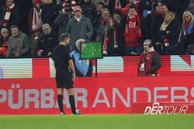 Referee Florian Heft looks at the VAR during the 2 Bundesliga match between 1 FC Köln and SV Darmstadt 98 at RheinEnergieStadion on March 15, 2025 in Cologne, Germany Photo by Oliver Kaelke DeFodi Images Referee Florian Heft looks at VAR during the 2 Bundesliga match between 1 FC Köln and SV Darmstadt 98 at RheinEnergieStadion on March 15, 2025 in Cologne, Germany Photo by Oliver Kaelke DeFodi Images DFB DFL REGULATIONS PROHIBIT ANY USE OF PHOTOGRAPHS AS IMAGE SEQUENCES AND OR QUASI VIDEO Photo by Oliver Kaelke DeFodi Images