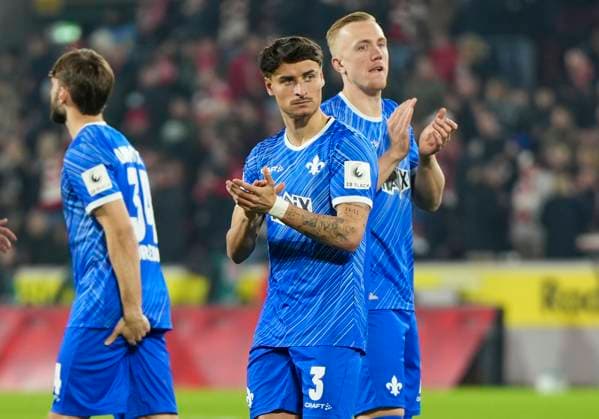 Guille Bueno SV Darmstadt, 3 claps to the fans 1 FC Köln SC Darmstadt 98, 15 03 2025 Football, 2 Bundesliga, RheinEnergieStadion Köln DFL regulations prohibit any use of photographs as image sequences and or quasi video Copyright: HMBxMedia xMarcoxBader