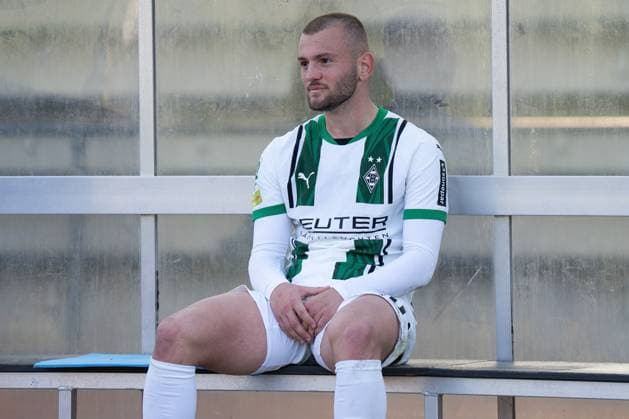 15 03 2025, xydrx, Football, Borussia Mönchengladbach II U23 1 FC Bocholt, Regionalliga West, Grenzlandstadion Kushtrim Asallari Borussia Moenchengladbach II 10 sits frustrated on the bench after the game North Rhine-Westphalia Germany