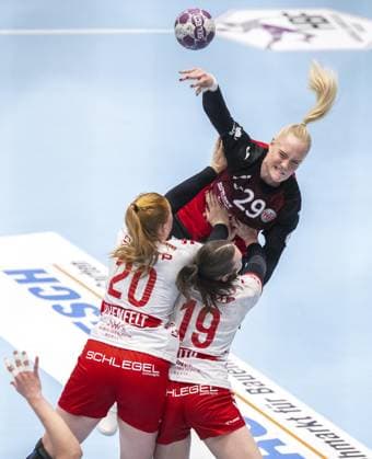 HANDBALL WOMEN 1 BUNDESLIGA 19 GAME DAY THC HB LUDWIGSBURG FOR EDITORIAL PURPOSES ONLY p 15 03 2025 Bad Langensalza Handball Women 1 Bundesliga Women Season 2024 2025 Salzhalle 19 Matchday Thuringian HC HB Ludwigsburg in photo Johanna Reichert 29 Thuringian HC in duel with Anne With Johansen 19 HB Ludwigsburg and Sofia Hvenfelt 20 HB Ludwigsburg Germany Thuringia Bad Langensalza Copyright SaschaxFromm Copyright: SaschaxFromm doc7zs9ibxwmugpaamlmab ,EDITORIAL USE ONLY Copyright: SaschaxFromm