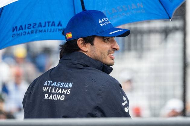 Carlos Sainz Atlassian Williams Racing, 55 at the drivers parade in the rain, AUS, Formula 1 World Championship, Luis Vuitton Australian Grand Prix, Albert Park Circuit Melbourne, Race, 2025 season, 16 03 2025 AUS, Formula 1 World Championship, Luis Vuitton Australian Grand Prix, Albert Park Circuit Melbourne, Race, 2025 season, 16 03 2025 Melbourne Copyright: xEibner-Pressefoto Memmlerx EP_MMR
