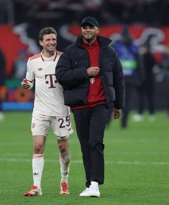 . - Bayer 04 Leverkusen v FC Bayern Munchen, UEFA Champions League, Round of 16, 2nd Leg, BayArena Stadium, Leverkusen, Germany - 11th March 2025. Daniel Weir Crystal Pix Vincent Kompany Manager of FC Bayern Munchen looks delighted as he celebrates the victory with Thomas Muller of FC Bayern Munchen. - Bayer 04 Leverkusen v FC Bayern Munchen, UEFA Champions League, Round of 16, 2nd Leg, BayArena Stadium, Leverkusen, Germany - 11th March 2025. Daniel Weir Crystal Pix Leverkusen BayArena Stadium Germany Copyright: xDanxWeirx CP_Bayer_04_Leverkusen_FC_Bayern_Munchen_179